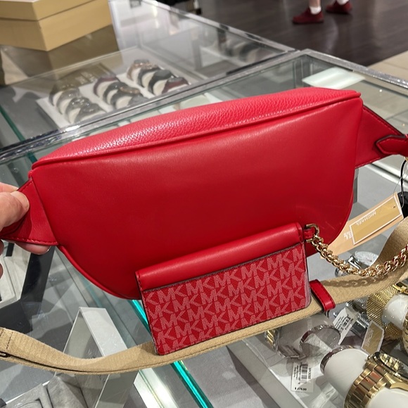 MICHAEL KORS
Maisie Large Pebbled Leather 2-in-1 Sling Pack
Bright Red
NWT - Picture 7 of 16